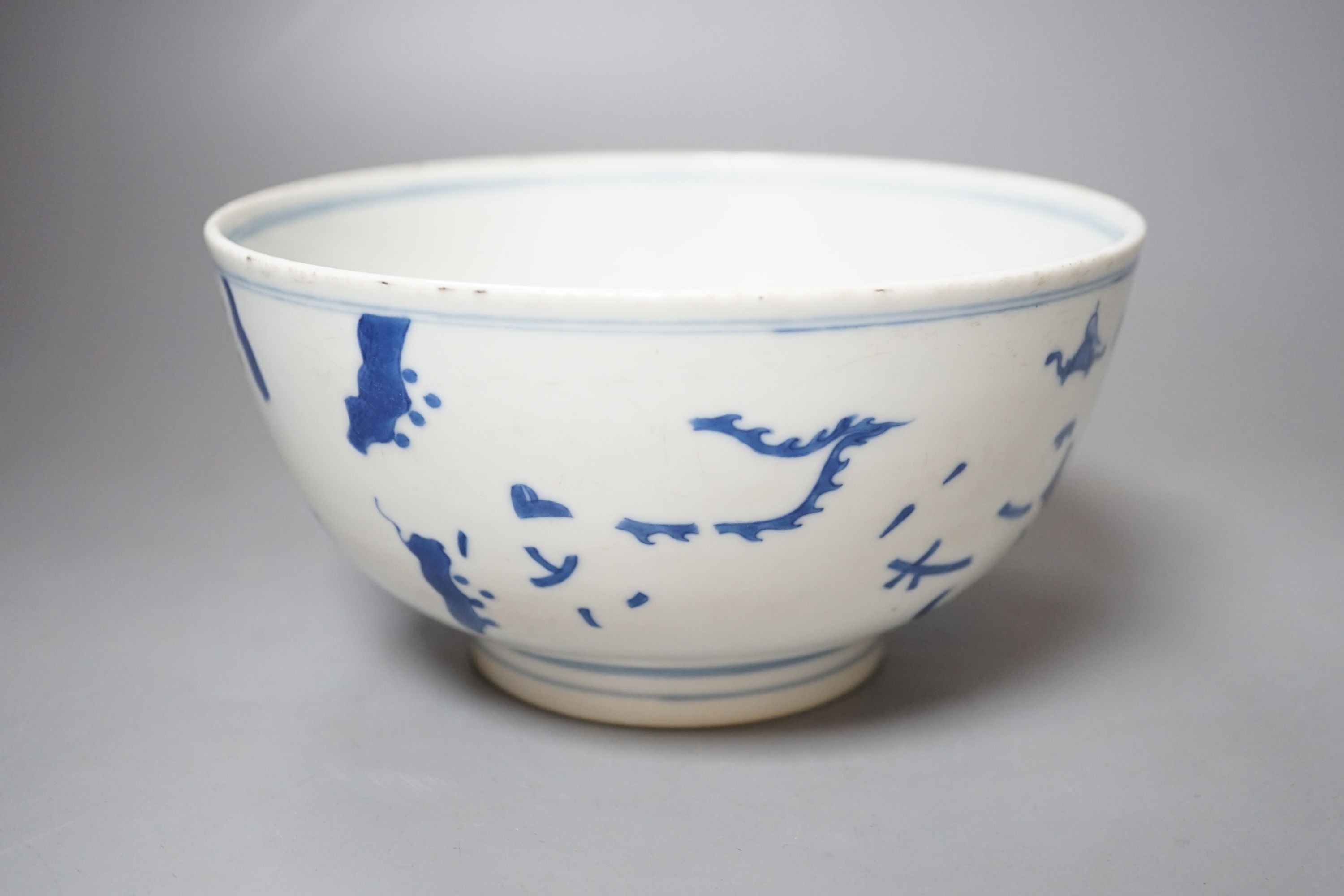 A Chinese blue and white bowl, diameter 16.5cm